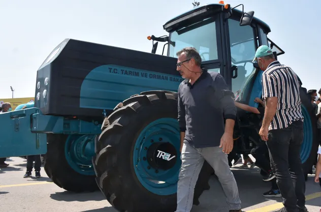 Türkiye'de üretilen yerli ve milli elektrikli traktörlere yoğun ilgi! Her yanını incelediler