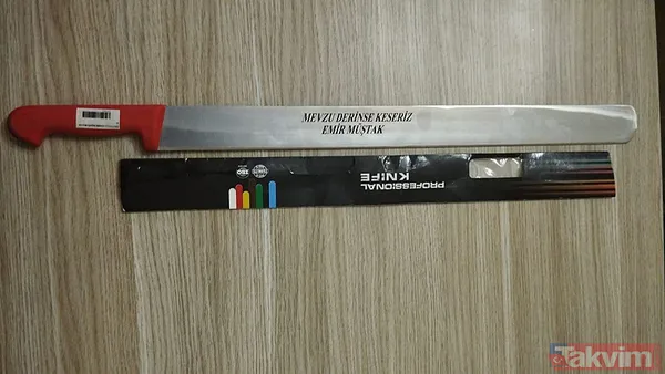 Görüntülerde Şüphelinin Araçtan Çıkardığı Döner Bıçağıyla Motosiklet Sürücüsünün Üzerine Yürüdüğü, Çevredeki Vatandaşların Da Araya Girdiği Görülüyor.