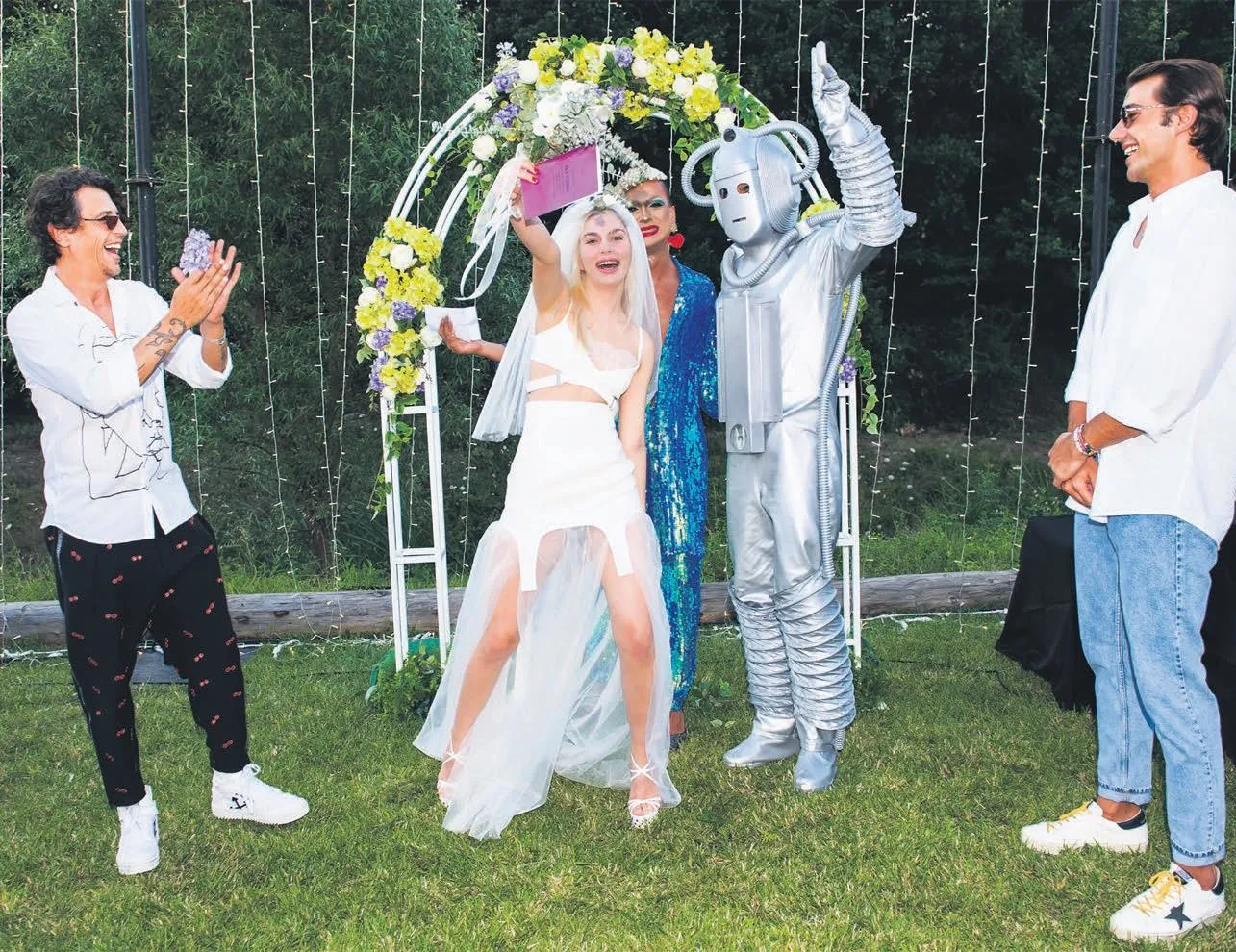 Kır düğünü yaptı, robotla evlendi