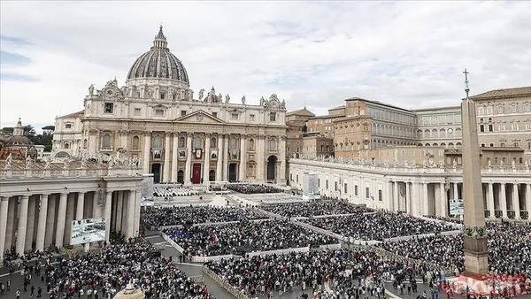 VATİKAN NEREYE BAĞLI? İtalya'nın Roma şehri içinde yer alan ve denize açılan bir sınırı bulunmayan Vatikan, bağımsız bir şehir devleti niteliğindedir.