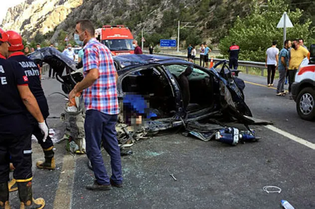 Adana'da korkunç kaza! 4 ölü, 2 yaralı