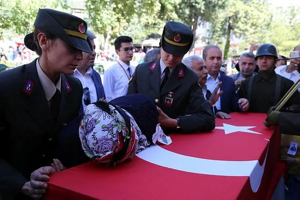 Şehit babası ağlayan askerin gözyaşlarını sildi-2