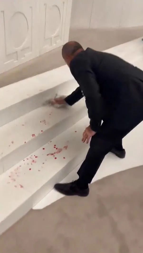 Kavga sonrası görevliler yerdeki kan damlalırını temizledi