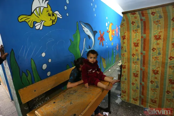 SON DAKİKA: Filistinli aileler çocuklarını İsrail bombalarından korumak için okullara sığındı - 15