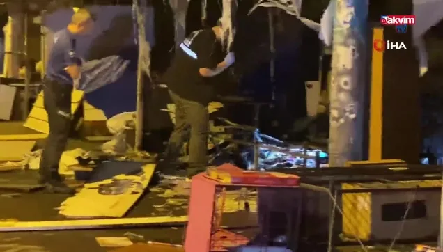 Bakırköy’de kitapçı dükkanı alev alev yandı