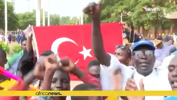 Nijer'de ECOWAS'ın cuntaya verdiği süre doldu! Askeri cunta hava sahasını kapattı: Halk Türk bayraklarıyla sokağa çıktı-8