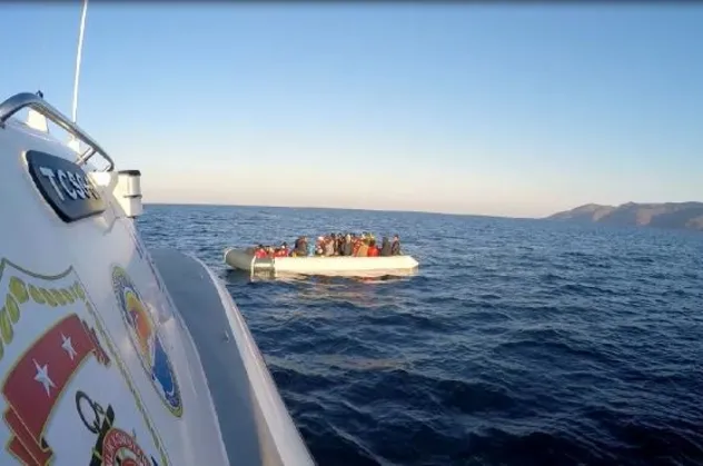Son dakika: Sahil Güvenlik ekipleri Yunanistan'ın ölüme terk ettiği onlarca kaçak göçmeni kurtardı