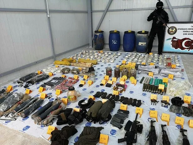 Diyarbakır'da PKK'ya eşzamanlı operasyon! Yüklü miktarda silah ve mühimmat ele geçirildi-3