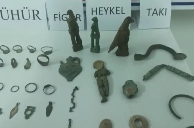 Antalya'da tarihi eser kaçakçısının üzerinden adeta hazine çıktı
