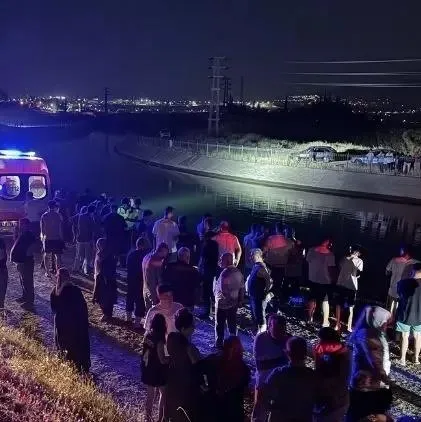 Otomobil sulama kanalına devrildi