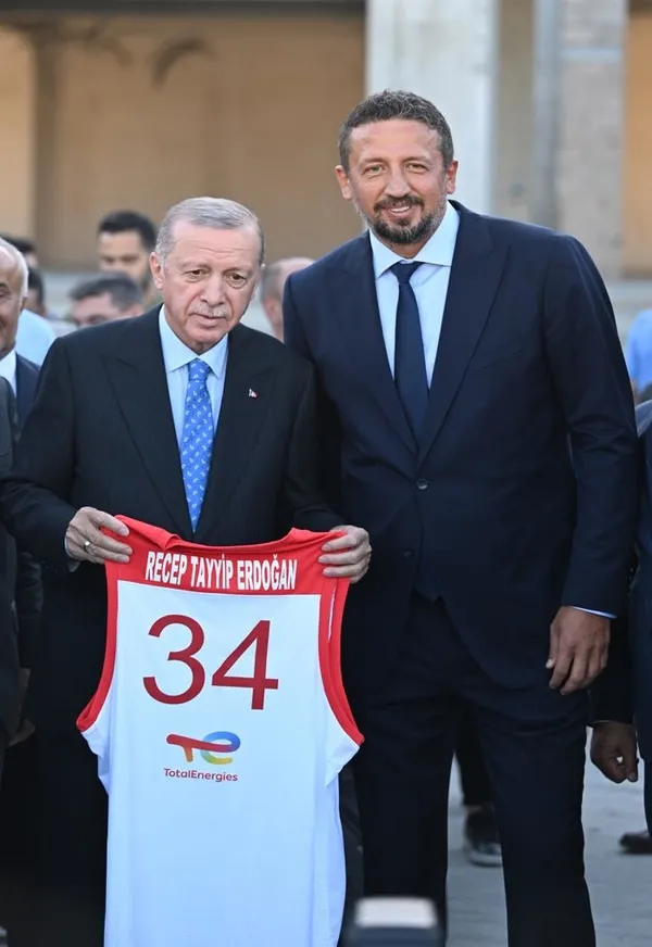 baskan-erdogandan-gazetecilere-basketbol-topu-hediye-etti-erdoganin-basketbol-sohbeti-gulumsetti-1690577377696.jpeg
