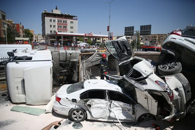 Freni boÅalan kamyon, 4 araca çarpıp yan yattı: 5 yaralı