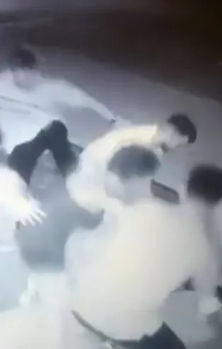 Antalya'nın Konyaaltı ilçesinde pizzacıya "15 liralık hesap" dayağı