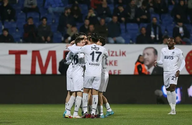 serdar-dursun-hat-trick-yapti-caykur-rizespor-0-6-fenerbahce-mac-sonucu-1650662149606.jpeg
