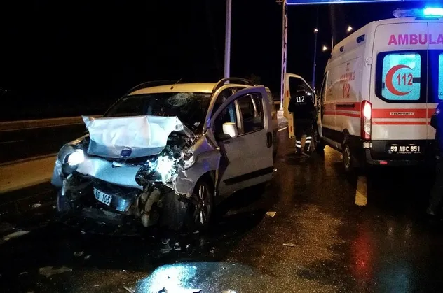 Son dakika: Tekirdağ’ın Malkara ilçesinde ters yöne giren alkollü sürücü yolcu otobüsüyle çarpıştı