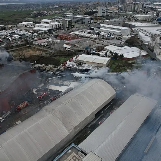 Esenyurt’ta fabrika alevlere teslim!