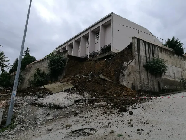 Son dakika: Ordu'da bir okulun istinat duvarı çöktü-3