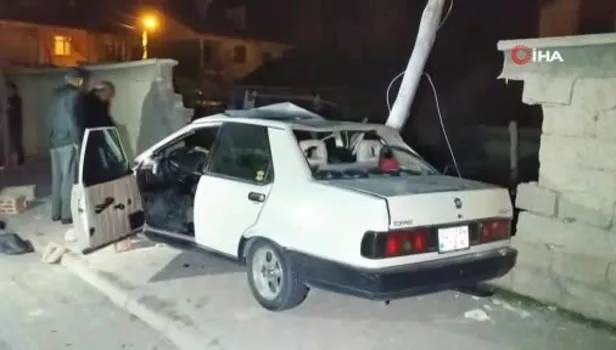 Kontrolden çıkan otomobil karşı şeritteki bahçe duvarını yıktı: 3 yaralı