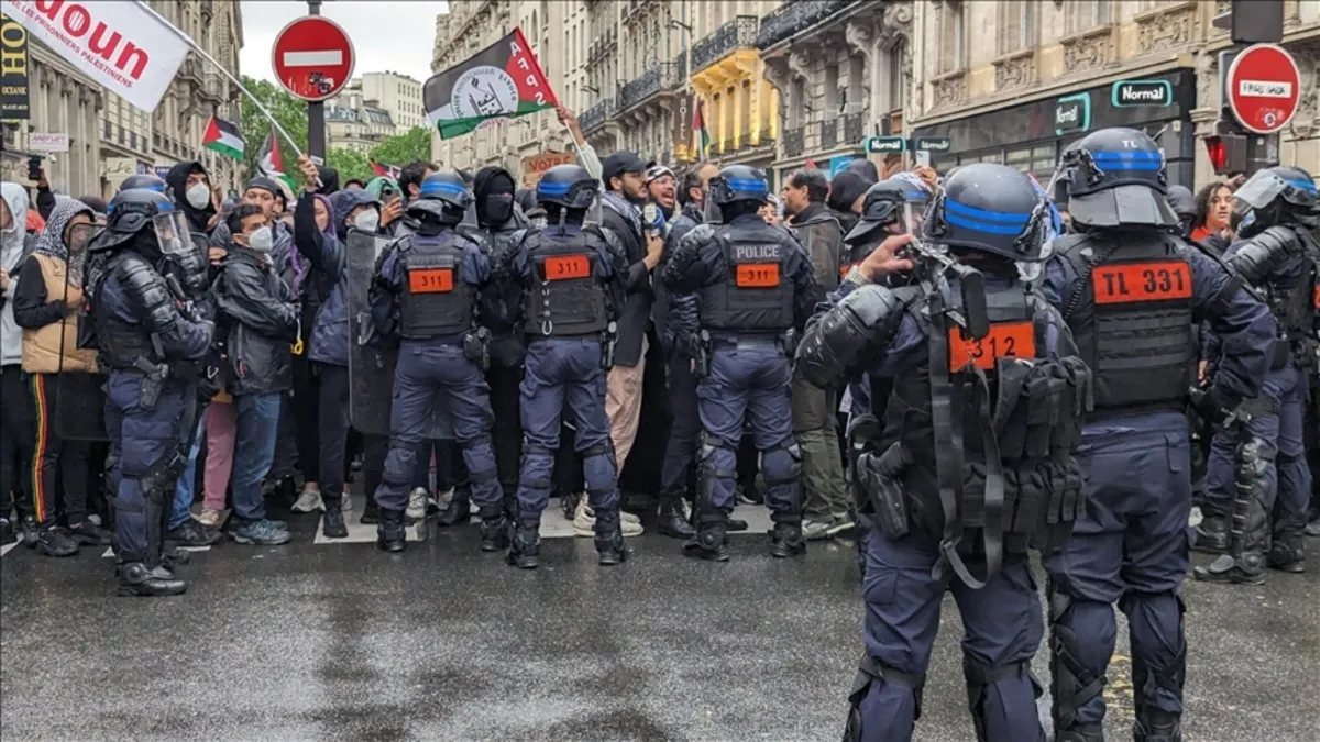Paris'te İsrail'e silah satışına karşı gösterilerde gözaltı! Haber özgürlüğüne kelepçe! Biri gazeteci 7 kişi...