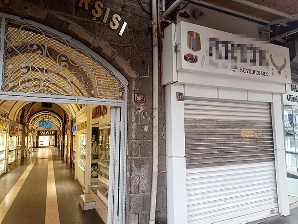 1648283143275.jpg Vitrine sahte altınları dizdi kayıplara karıştı! Diyarbakır'da kuyumcu dolandırıcılığı-2