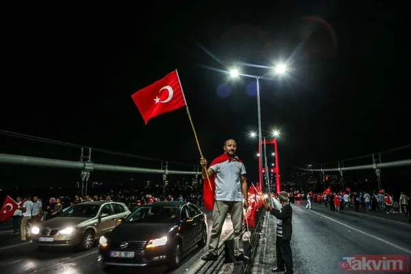 Foto muhabirlerinin gözüyle 15 Temmuz... O gece köprüde neler oldu? Sigaralı adam, dubalı amca... - 3