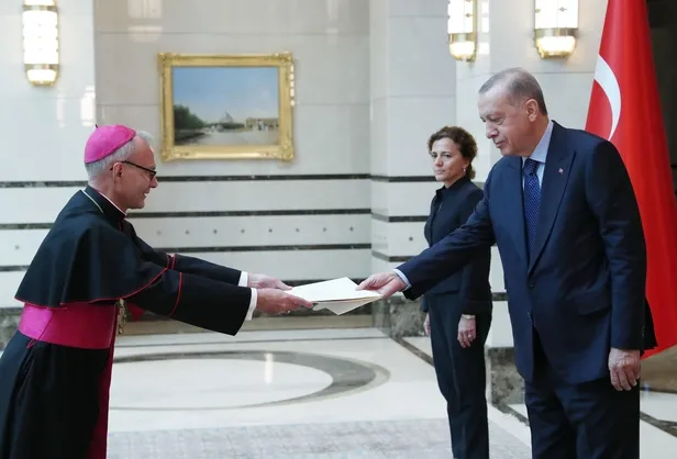 vatikanin-ankara-buyukelcisi-marek-solczynskiden-baskan-erdogana-guven-mektubu-1658838316209.jpeg Başkan Erdoğan'a güven mektubu... Tek tek kabul etti-1