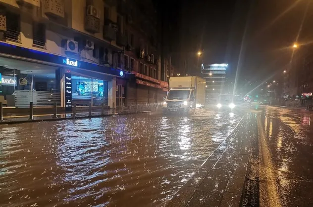 İzmir'de yine aynı manzara: Sağanak yağışın ardından sokaklar göle döndü