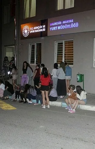 Balıkesir'deki deprem sonrası geceyi dışarıda geçirenler günün ilk ışıklarıyla evlerine döndü! Panik anları kamerada