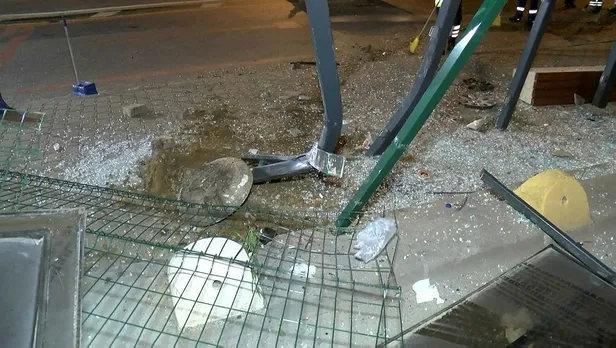 son-dakika-kadikoyde-otomobil-duraga-daldi-cok-sayida-yarali-oldugu-bildirildi-1655597233224.jpeg Kadıköy'de can pazarı! Bir otomobil durağa daldı, 1'i ağır 5 kişiyi yaraladı-4