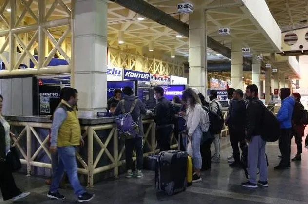 Son dakika: Korona yasaklarının ardından otogara gidenler fiyatları görünce şoka uğradı!