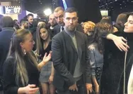 Ezgi Eyüboğlu ile Oğulcan Engin’in aşkı Bayi Toplantısı’ filminin galasında belgelendi