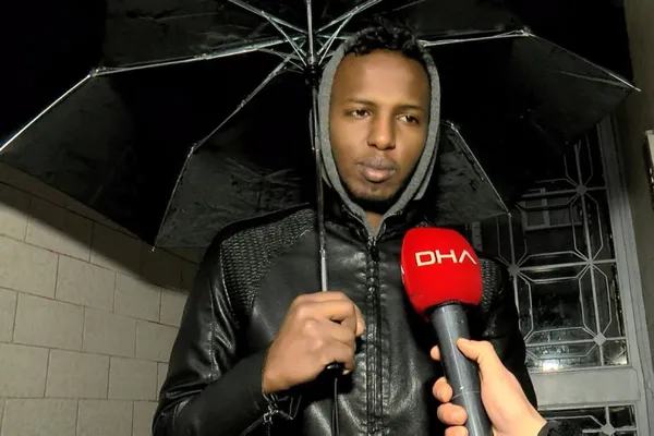 istanbul-bahcelievlerde-afrika-kupasi-finalinde-misirin-kalecisinin-penalti-kurtarmasina-sevinen-misirlilar-bi-1644389327232.jpg İstanbul Bahçelievler'de Afrika Kupası finalinde Mısır'ın kalecisinin penaltı kurtarmasına sevinen Mısırlılar bıçaklı saldırıya uğradı-7