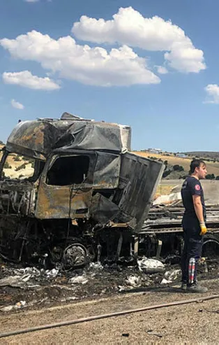 Antalya'da korkunç kaza! TIR'la kamyonet çarpıştı! Yanarak can verdiler