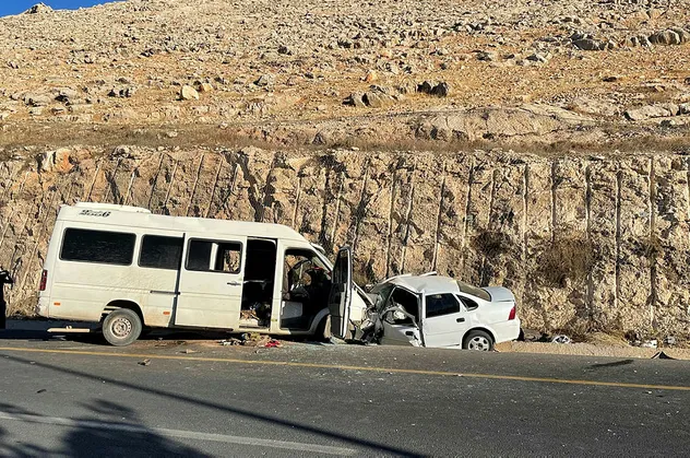 Şanlıurfa'da korkunç kaza! Kafa kafaya çarpıştılar: 1 ölü, 16 yaralı