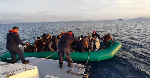İzmir açıklarında sürüklenen bottaki 41 düzensiz göçmen kurtarıldı