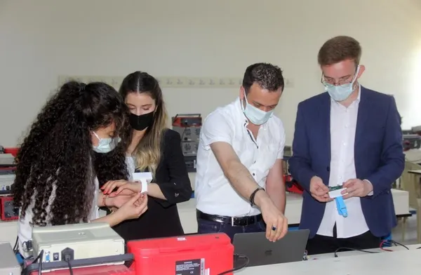 bogazici-hocalari-dikilip-dururken-elazigda-4-muhendislik-ogrencisi-koronavirus-hastalari-icin-bileklik-uretti-1624617532352.jpg