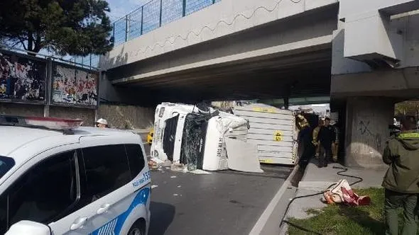 Bakırköy'de üst geçide çarpan TIR devrildi-2