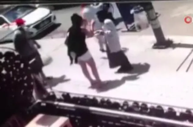 Küçükçekmece’de başörtülü kadına şişeli saldırı! “Birden küfür edip, saldırmaya başladı”