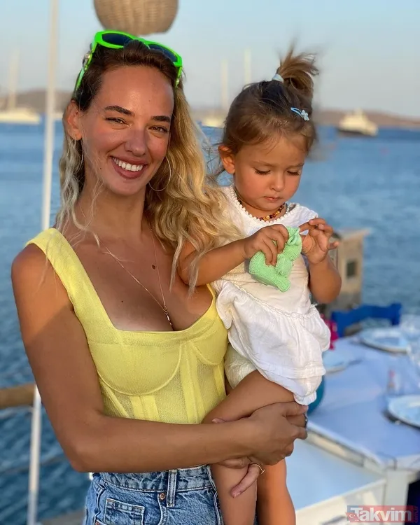 Seda Bakan derin dekoltesi ile objektif karşısına geçti! Peş peşe yayınladığı pozları sosyal medyayı yaktı kavurdu - 8