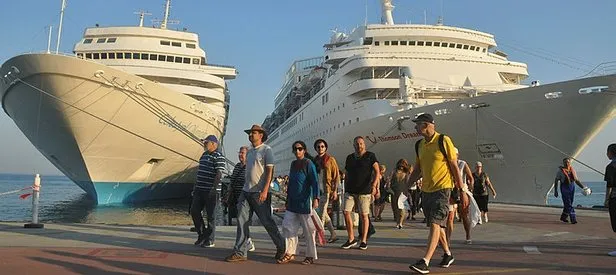 Kuşadası’na 3 gemiyle 3 bin 500 turist geldi