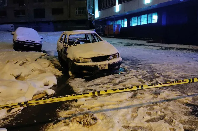 Gaziosmanpaşa'da yanan araçtan erkek cesedi çıktı