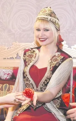 Seçkin kına yaktı