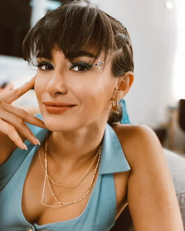 annemizi-saklarkenin-handani-hande-dogandemir-tarziyla-olay-oldu-super-minisi-ve-uzun-cizmeleriyle-verdigi-poza-yorum-yagdi-1639781305263.jpg Annemizi Saklarken’in Handan’ı Hande Doğandemir tarzıyla olay oldu! Süper minisi ve uzun çizmeleriyle verdiği poza yorum yağdı-2