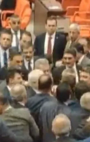 Meclis'te kavga! CHP'liler AK Partililerin üzerine yürüdü