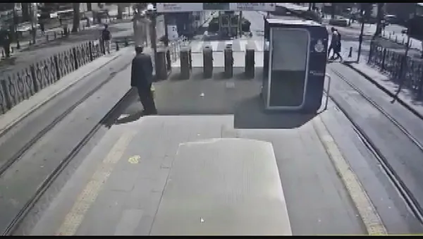 Son dakika: İstanbul Fatih'te dehşet anları! Bir kişi tramvayın altında kaldı!-8