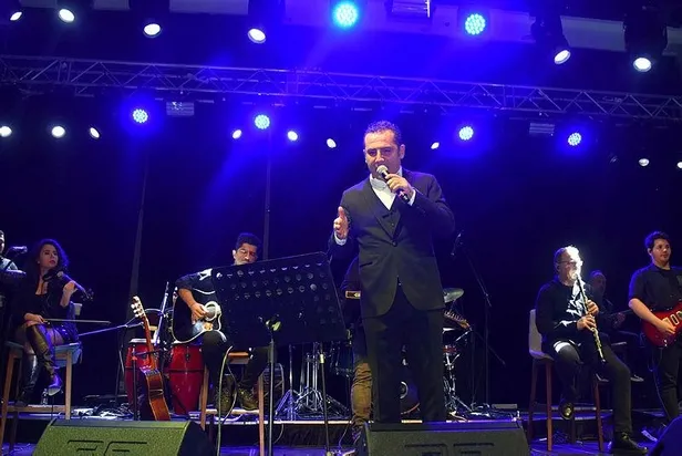 adana-bildiginiz-gibi-2023-yili-yerine-2024u-kutladilar-iste-kare-kare-o-anlar-1672528814859.jpeg Adana bildiğiniz gibi! 2023 yılı yerine 2024'ü kutladılar: Yurttan 'yılbaşı' manzaraları-5