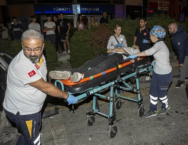 Ankara'da feci kaza! Önce refüje sonra trafik levhasına girdi: 5 yaralı-5