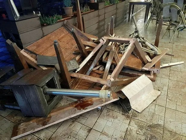 1639353992990.jpeg Büyükçekmece'de alkollü sürücü direksiyon hakimiyetini kaybederek ortalığı savaş alanına çevirdi! 2 bekçi yaralandı-4