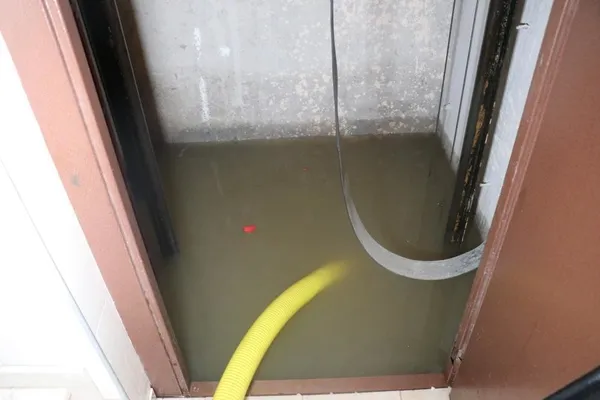 1671047026916.jpeg Alanya’da sağanak yağış sonrası evleri, iş yerlerini ve okulu su bastı-2