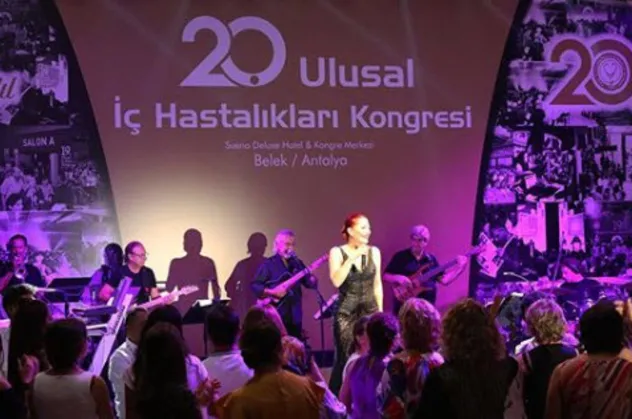 Doktorlar Candan Erçetin'i önce yuhaladı sonra salonu terk etti
